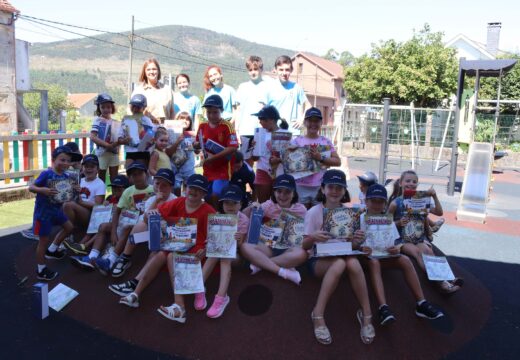 Silvia Agrafojo clausura as “Leisure activities in english”, nas que participaron 30 nenos e nenas entre os 5 e os 10 anos de idade